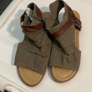 NWT Sandals Size 7